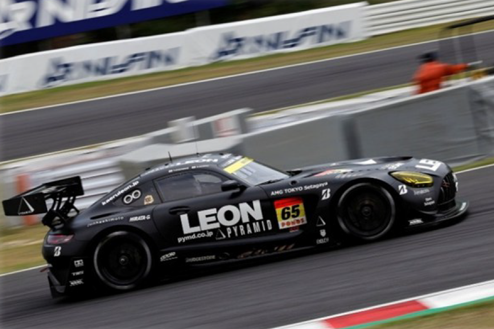 サーキットを走り抜けるLEON RACINGの車
