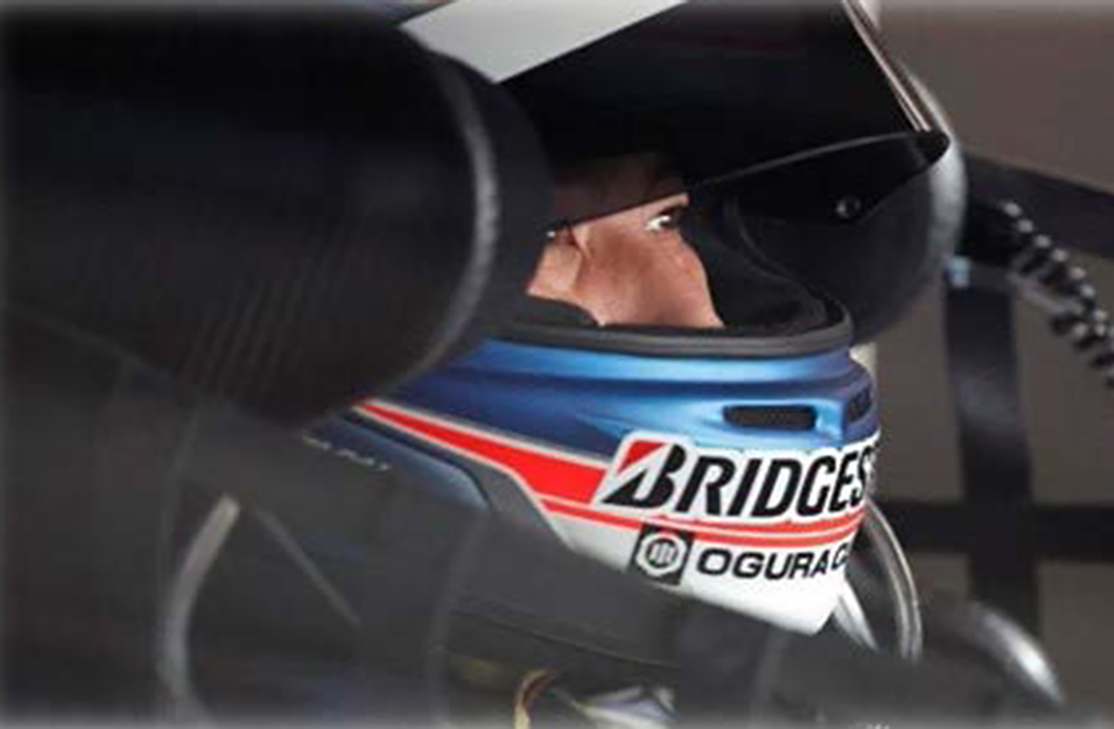 鋭い視線でレースに喰らいつく