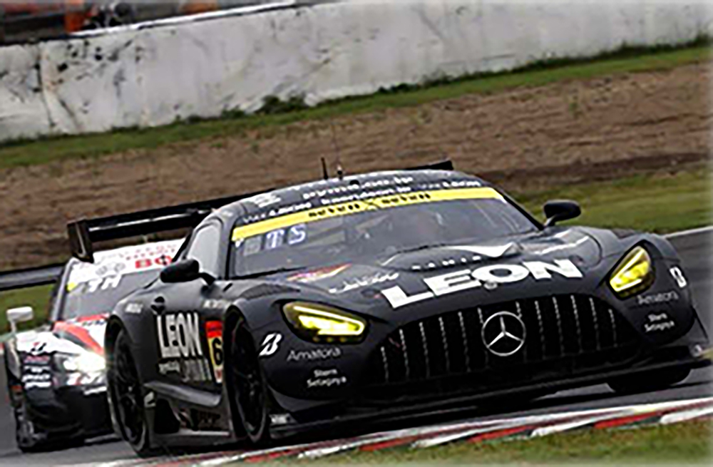 サーキットを走り抜けるLEON RACINGの車