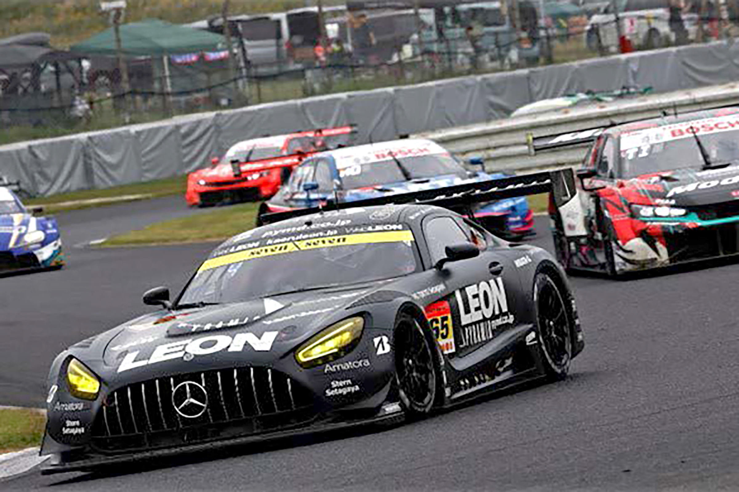 サーキットを走り抜けるLEON RACINGの車